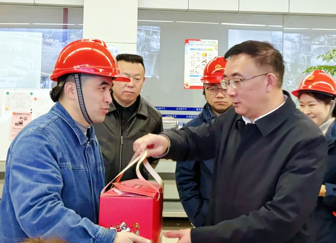 集團領導慰問春節在崗職工1.png